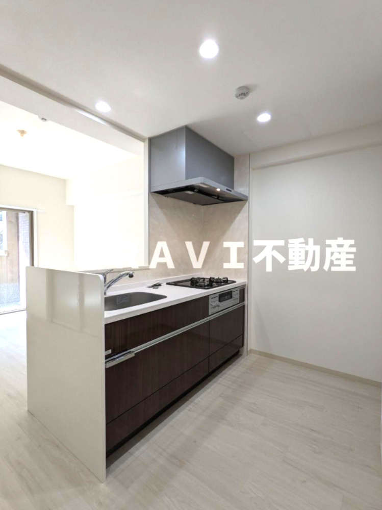 グランデカワノなにわ離宮 BRAVI不動産のキッチン|後ろ側に調理家電なども置けて便利なカウンターキッチン