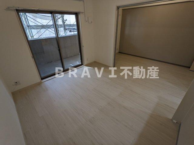 グランデカワノなにわ離宮 BRAVI不動産の居間・リビング|南向きで陽当たり良好なリビング