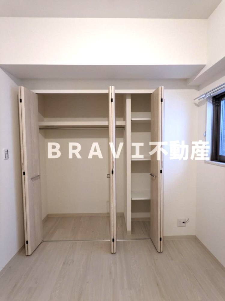 グランデカワノなにわ離宮 BRAVI不動産の収納|寝室のたっぷりとした収納スペースです