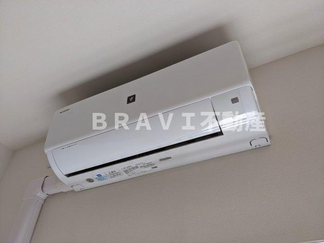 グランデカワノなにわ離宮 BRAVI不動産の設備|エアコン2台付き LDKと寝室