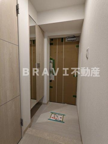 グランデカワノなにわ離宮 BRAVI不動産の玄関|等身大鏡のある玄関