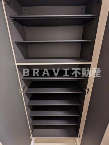 グランデカワノなにわ離宮 BRAVI不動産の玄関|シューズボックス