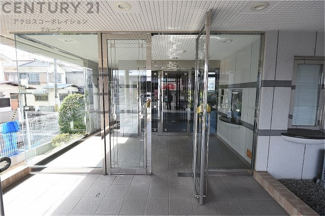 【エントランス】
尼宝線沿いに佇むマンションで、歩道からエントランスには階段とスロープがついた設計です。
またオートロックも完備されております。
日勤管理となっており、平日の日中は管理人さん在中