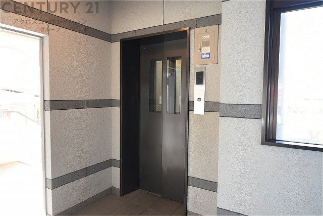 【エレベーター】
エレベーターは１基搭載となります。総戸数28戸のマンションにつき１基でも十分対応できています。