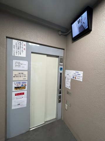 鴫野コーポ3号棟のその他共用部分|エレベーターはモニタ付きで乗合時も安心です。