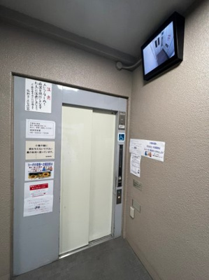 【その他共用部分】 | 鴫野コーポ3号棟 | エレベーターはモニタ付きで乗合時も安心です。