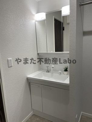 クローバー安長モデルハウスの独立洗面台|三面鏡洗面台、朝の身支度には欠かせません。