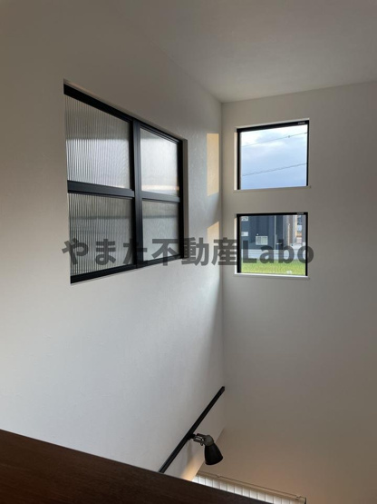 【設備】 | クローバー安長モデルハウス | 吹き抜けの窓は南の方角にあり、明るい光を取り入れます。