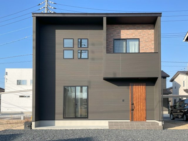 【外観】 | クローバー安長モデルハウス | 黒を基調とした外壁に、木目調のアクセントが映えるスタイリッシュな外観！
無駄のない直線的なフォルムがシンプルながらも存在感を放ち、街並みにスッと馴染みながらもセンスが光ります♪