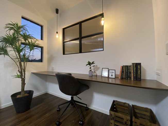 【寝室】 | クローバー安長モデルハウス | 2階の一角には、壁付けの造作カウンターを備えたワークスペースを設置！
リモートワークや読書、趣味に没頭するための“自分だけの場所”として活躍します♪