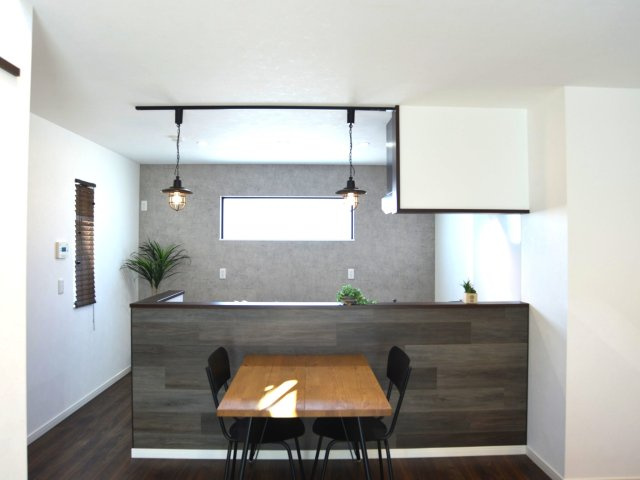 【キッチン】 | クローバー安長モデルハウス | IHクッキングヒーター・食器洗乾燥機付き・広々ワークトップで、毎日の料理もお掃除もスムーズに。
家事の時短が叶うから、そのぶん家族との時間や自分時間もゆとりが生まれます◎