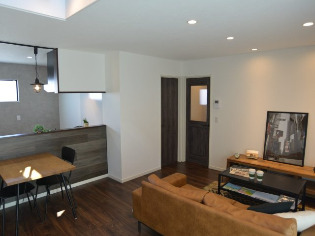 【居間・リビング】 | クローバー安長モデルハウス | ブルックリン風の落ち着けるカフェのようなインテリア。