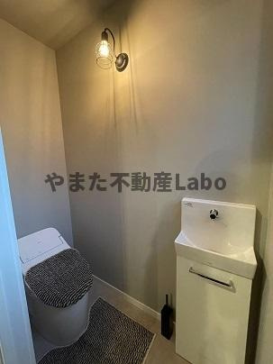 クローバー安長モデルハウスのトイレ|穏やかな照明で落ち着けるトイレです。