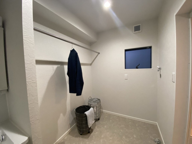 【洗面所】 | クローバー安長モデルハウス | 物干しスペースも兼ねた広い洗面脱衣室。