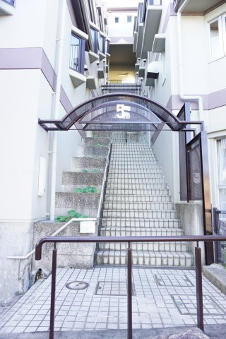 パークヒルズくすのき坂第5号棟のエントランス