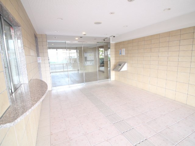 グラン・コート向日町北のエントランス|毎日通るエントランスはこのようになっています