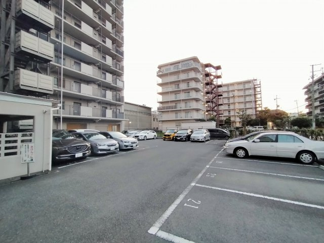 メゾンドヴィル今福の駐車場