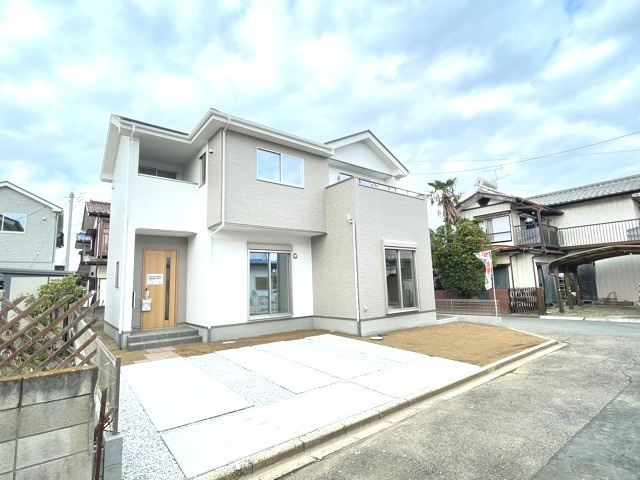 上里町神保原町18期（全1棟）1号棟の外観|ナチュラルで飽きの来ないデザインは流行に左右されない家の形です。外構も綺麗に仕上がっています(^▽^)/
