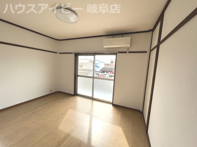 大垣市墨俣町中古住宅登場です♪内外装リフォーム済みです。エアコン・照明ついてますの洋室|大垣市墨俣町中古住宅登場です♪内外装リフォーム済みです。エアコン・照明ついてますのですぐに新しい生活が送れます♪