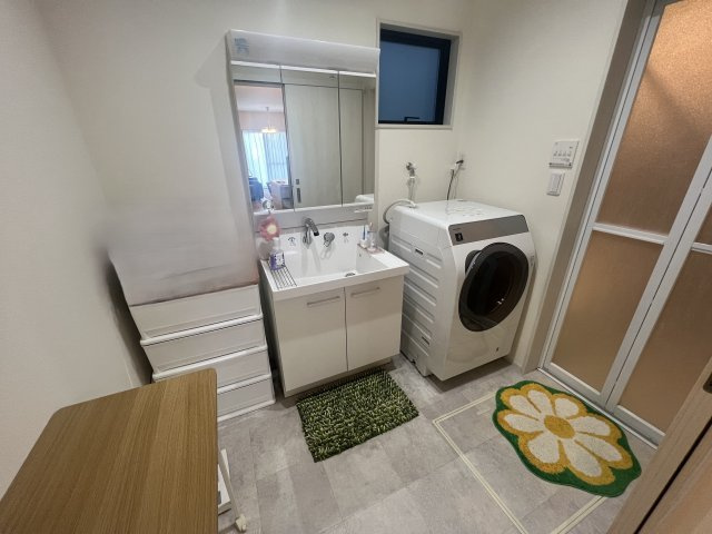 売中古戸建　静岡市駿河区西脇の独立洗面台|独立洗面台、小物を置くことができて便利です