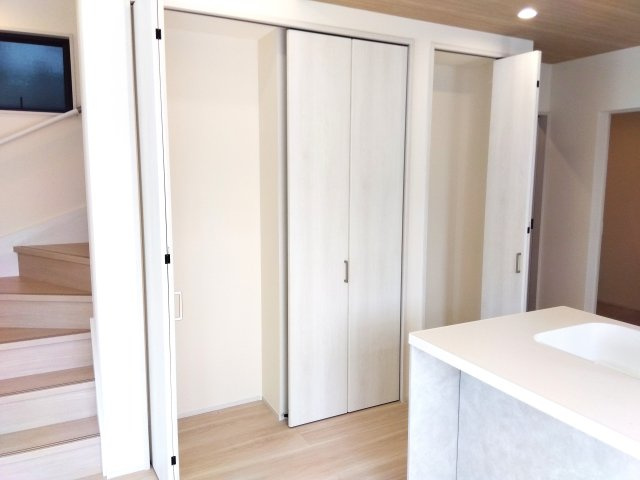 売中古戸建　静岡市駿河区西脇の収納|階段脇の収納。