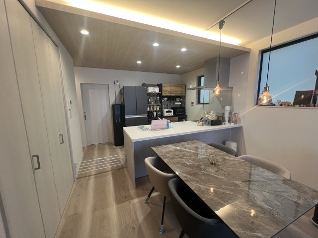 売中古戸建　静岡市駿河区西脇の居間・リビング|広々としたスペースのキッチンで家事もはかどります。