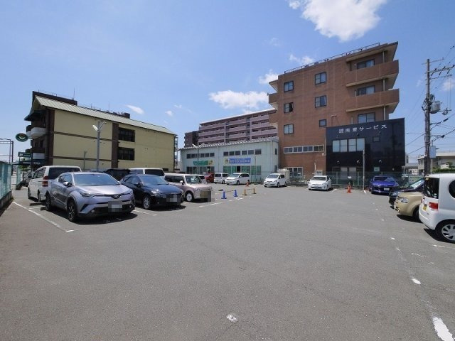 下出　雅章モータープールの外観