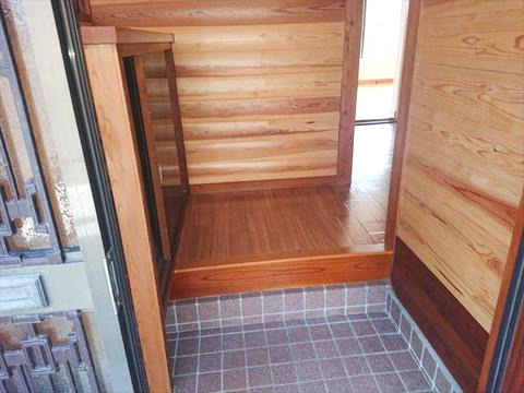 鎌田中古住宅の玄関|下駄箱付のシンプルな玄関
