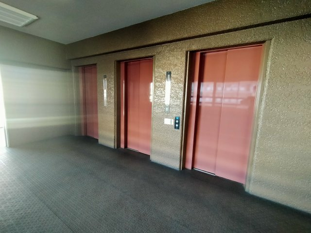 日商岩井菫橋ハイツのその他共用部分|エレベーターは三基ございます。