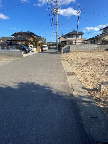 石塚町東86坪の前面道路含む現地写真|前面道路の幅員は６ｍとなります。