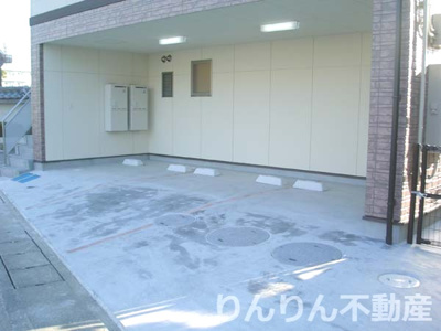 【駐車場】 | ドミール内浜 | 車をお持ちの方に嬉しい駐車場付きの物件です