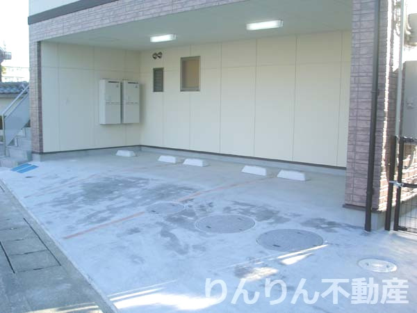 【駐車場】 | ドミール内浜 | 車をお持ちの方に嬉しい駐車場付きの物件です