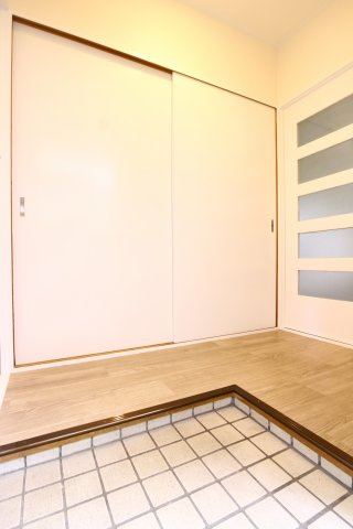 旭が丘伸和ハイツの玄関