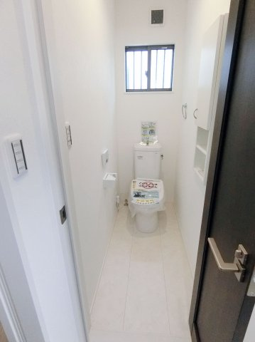 広島市安佐北区可部6丁目　中古一戸建て（全2棟）のトイレ|ゆったりとした空間のトイレです