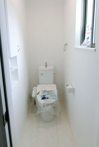 広島市安佐北区可部6丁目　中古一戸建て（全2棟）のトイレ|落ち着いた色調のトイレです