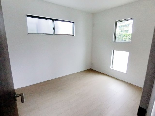 広島市安佐北区可部6丁目　中古一戸建て（全2棟）の洋室|落ち着いた色調の洋室です