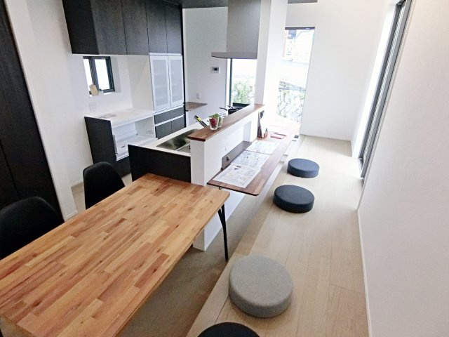 広島市安佐北区可部6丁目　中古一戸建て（全2棟）の居間・リビング|カウンターキッチンを備え、豊富な収納力も魅力的なプラン