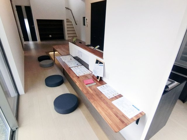 広島市安佐北区可部6丁目　中古一戸建て（全2棟）の居間・リビング|おしゃれなリビングです