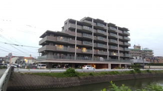 【外観】 | 完成で自然豊かな立地ですが、下山門駅まで徒歩7分と交通事情は良好です。徒歩圏内に生活利便施設が充実しているので、長く快適に暮らしていただけます