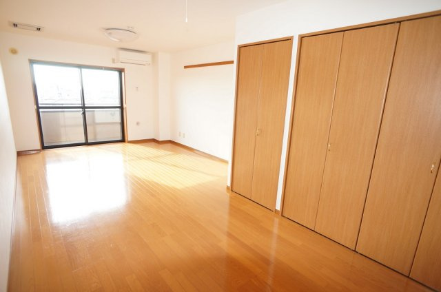 【居間・リビング】 | 田辺ビル | 広々余裕の13.1帖。