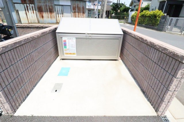 エトワールのバルコニー|入居者様専用ゴミストッカー
