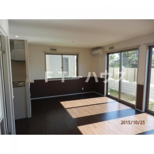 千種町戸建貸家の居間・リビング|写真はＣ棟になります