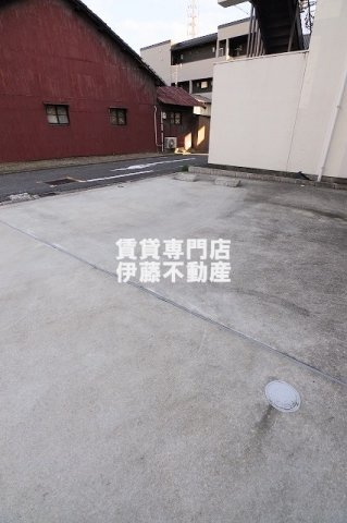 ハーフス平安通の駐車場