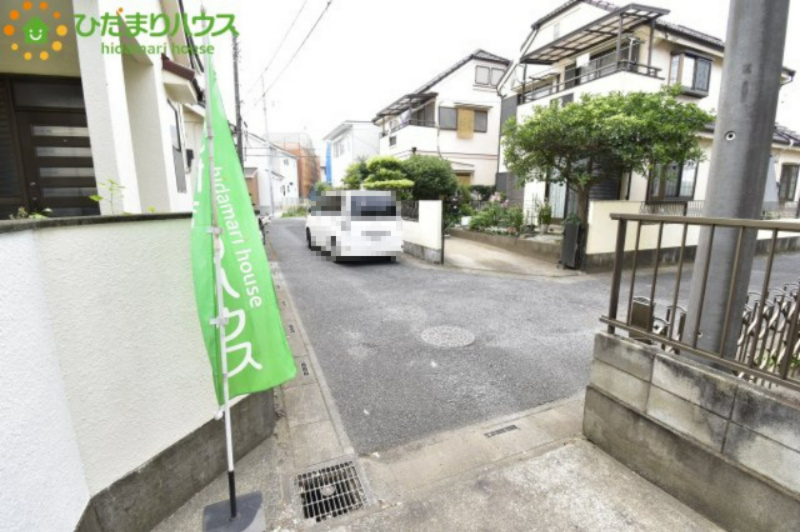 上尾市本町6丁目　中古一戸建ての前面道路含む現地写真