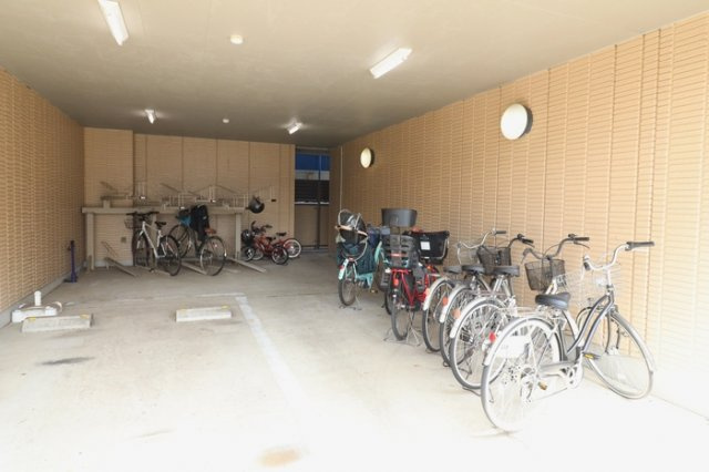 ファミール河内の駐車場