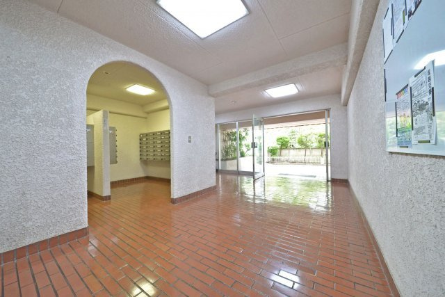 日商岩井川崎塚越マンション　（川崎市幸区塚越4丁目）のエントランス|建物の内部です