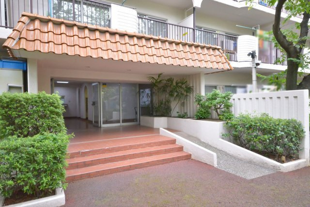 日商岩井川崎塚越マンション　（川崎市幸区塚越4丁目）のエントランス|ゆとりのあるエントランスです