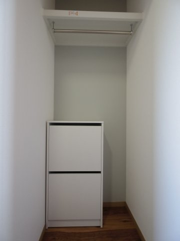 【収納】 | グランコムメゾン上野中 | 玄関横に収納があるので、コートなどかけておけますね♪※掲載画像は同タイプの別室画像のためイメージとしてご参照ください。