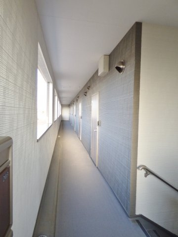 【その他共用部分】 | グランコムメゾン上野中 | ２階共用廊下※掲載画像は同タイプの別室画像のためイメージとしてご参照ください。