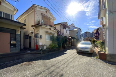 【前面道路含む現地写真】 | 南丹市八木町八木西町裏　中古戸建 | 小学校が徒歩5分と親御様も安心の距離です。また、総合病院が徒歩7分にあり安心して暮らせます。